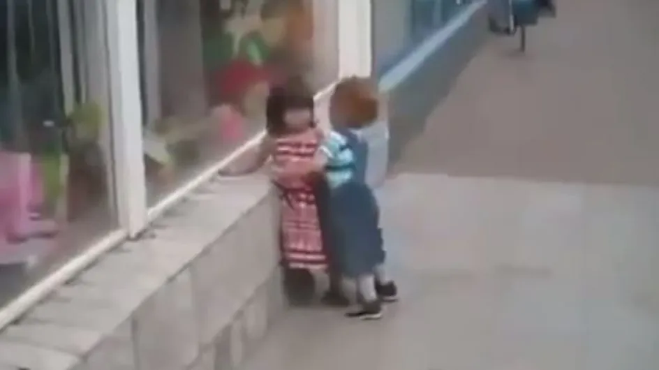 Ce petit garçon essaie d'embrasser une fillette, mais elle n'est pas vraiment d'accord...