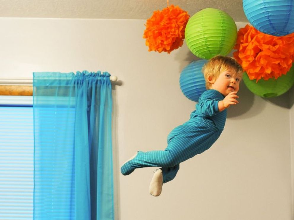 Trisomie 21 Ce Papa Fait Voler Son Bebe Dans Une Serie Photos