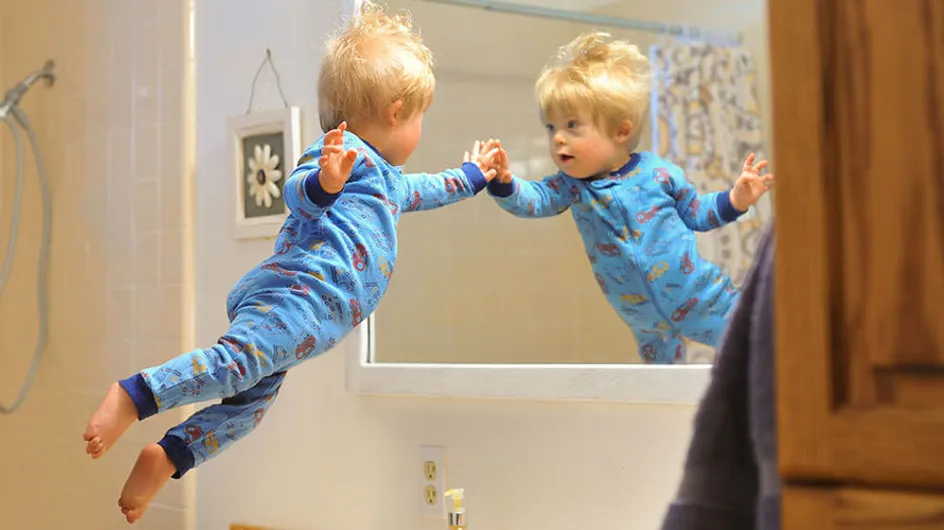 Un padre "hace volar" a su hijo con síndrome de Down en una serie de fotografías entrañables