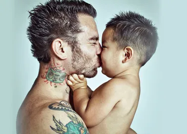 Imágenes tiernas de papás tatuados con bebés