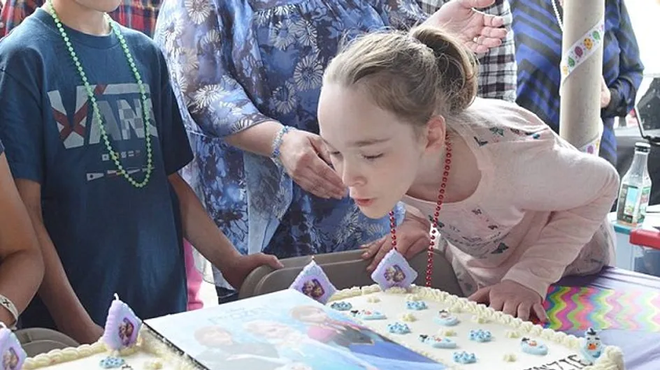Cette enfant, atteinte du syndrome de Sotos, ne pouvait rêver mieux pour son anniversaire (Vidéo)