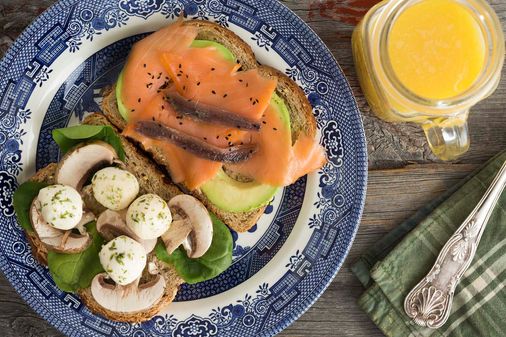 Tosta de salmón y champiñones