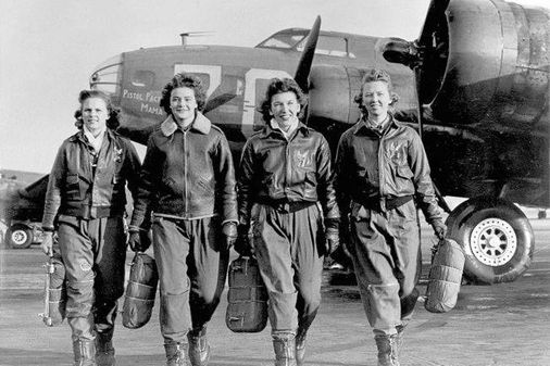 Pilotos femeninas tras bajarse de sus B-17, “Pistol Packin’ Mama”