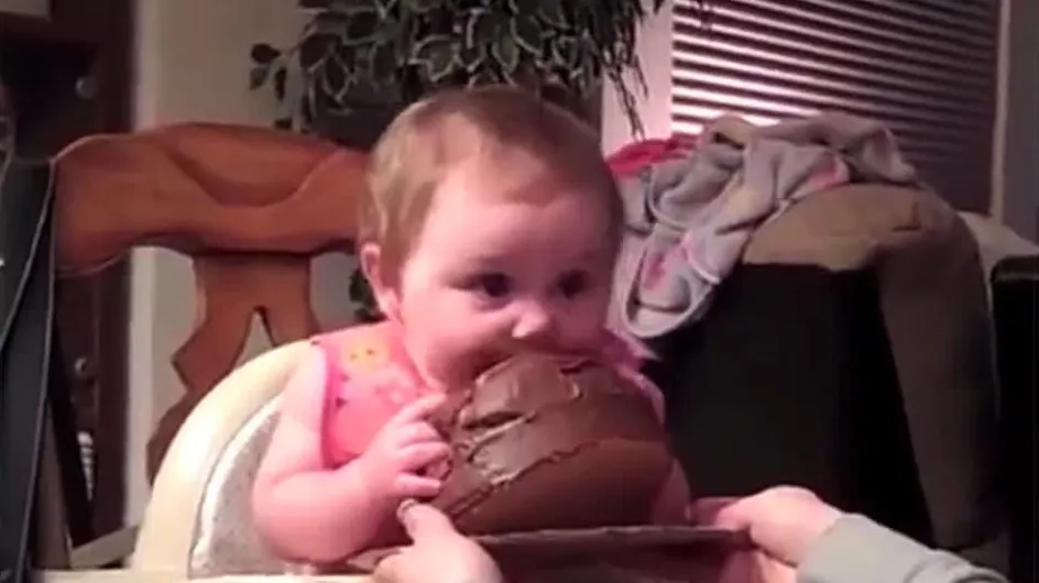 Cet adorable bébé goûte du chocolat pour la première fois...