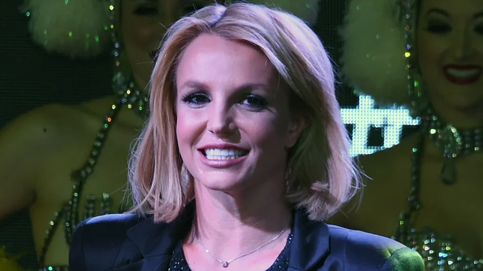 Britney Spears chute en plein concert (Vidéo)