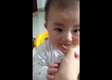 Ce Bebe Goute Un Citron Pour La Premiere Fois