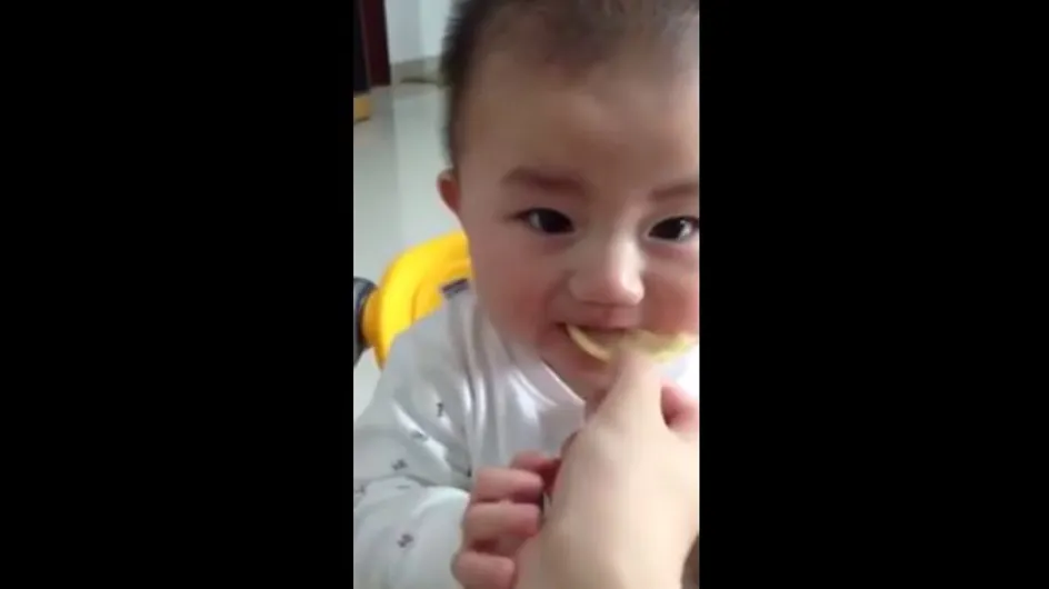 Ce bébé goûte un citron pour la première fois et il n'aime pas du tout ça...