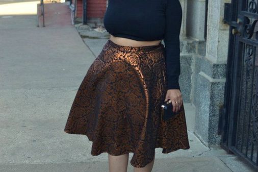 Gola alta cropped com saia mídi