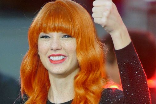 Taylor Swift ruiva com sardas