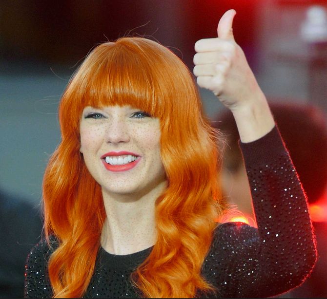 Taylor Swift ruiva com sardas