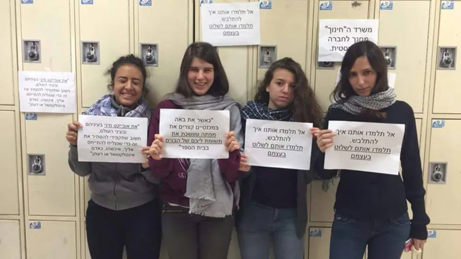En Israël, des lycéennes réclament le droit de porter des shorts
