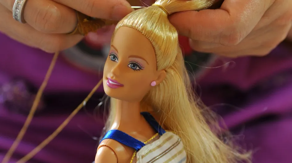 Barbie fait des efforts et essaie de nous ressembler un peu plus