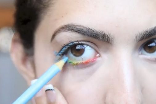 Maquillaje con lápices de colores