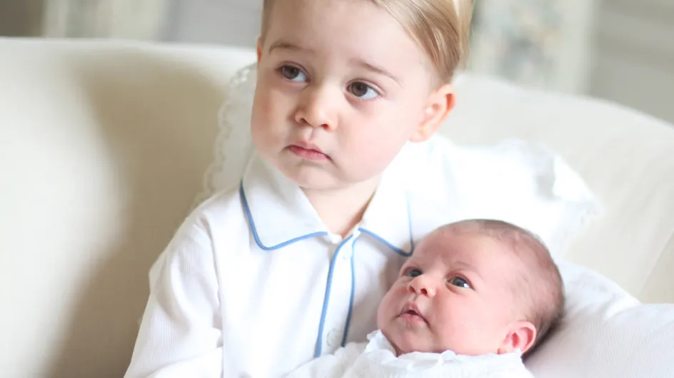 Découvrez les premières photos officielles de la princesse Charlotte avec son frère George