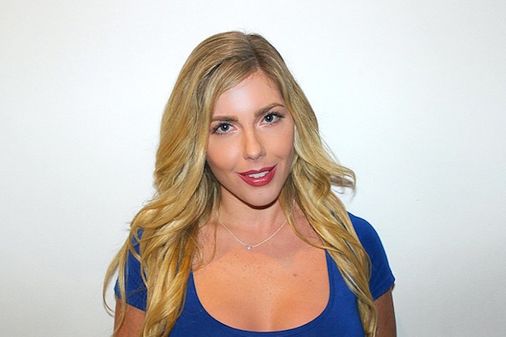 Cómo aumentar el pecho con maquillaje