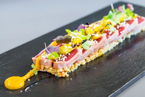 Tataki de atún con cous cous, chutney de mango y piparras
