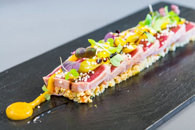 Tataki de atún con cous cous, chutney de mango y piparras