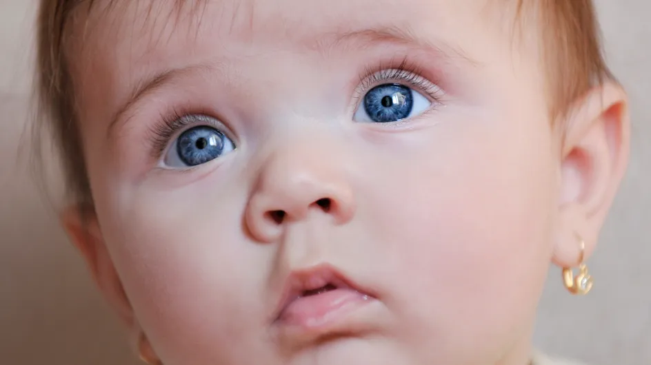 Le perçage des oreilles des bébés, bientôt interdit au Royaume-Uni ?