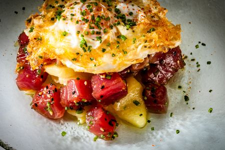 Huevos rotos con patatas confitadas y atún rojo