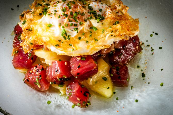 Huevos rotos con patatas confitadas y atún rojo