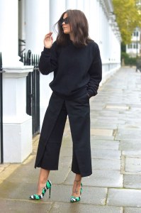 In love: look vestiu-partiu com pantacourts e blusa de tricô preta. A diversão fica por conta do salto colorido, que alegra o look
