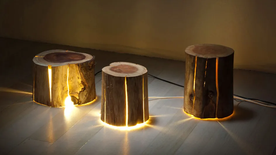 Un artista ciego crea lámparas de decoración a partir de troncos de árboles