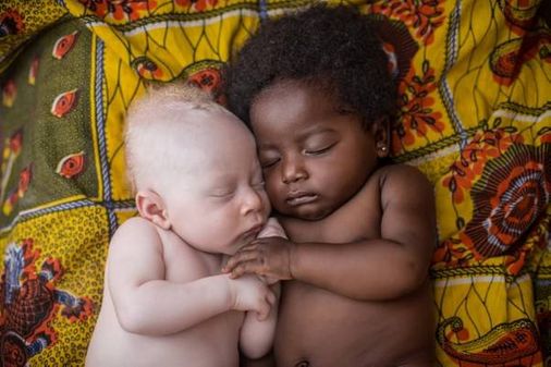 Dos primos de diferente raza se abrazan a la hora de la siesta