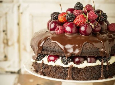 Tarta de chocolate, nata y frutas del bosque