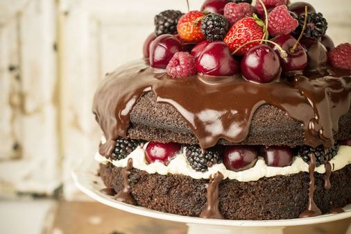 Tarta de chocolate, nata y frutas del bosque