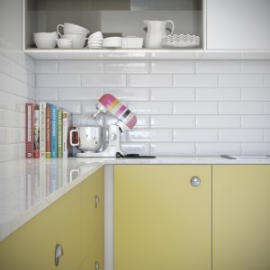 Azulejos e cores retrô na decoração da cozinha americana da Todeschini