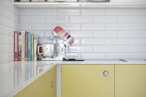 Azulejos e cores retrô na decoração da cozinha americana da Todeschini