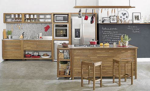 Deixe utensílios à mão e aparentes na sua cozinha americana! Opte por prateleiras abertas ou com tamponamento em vidro fosco.