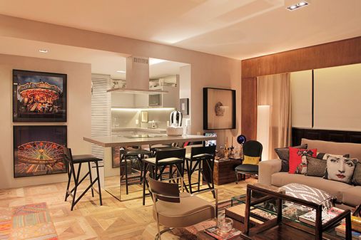 Cozinha americana integrada à sala de estar em projeto de Paola Ribeiro