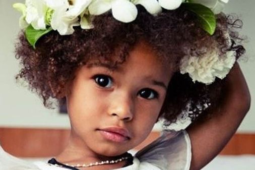Añadir flores a su look quedará así de adorable.