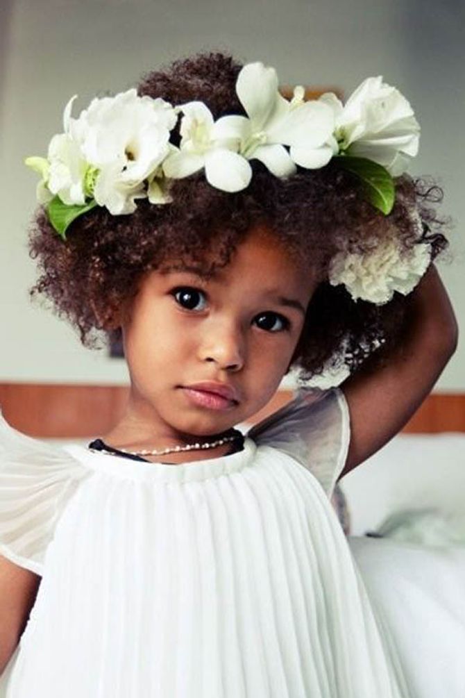 Añadir flores a su look quedará así de adorable.