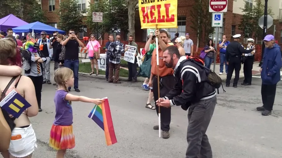 A 7 ans seulement, elle tient tête à un manifestant anti-mariage gay (Vidéo)