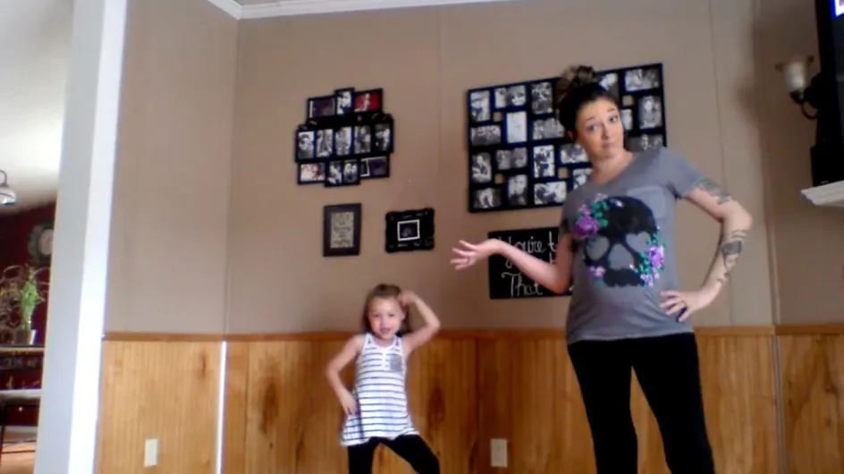 Cette petite fille et sa maman enceinte de 8 mois vont vous donner envie de danser (Vidéo)