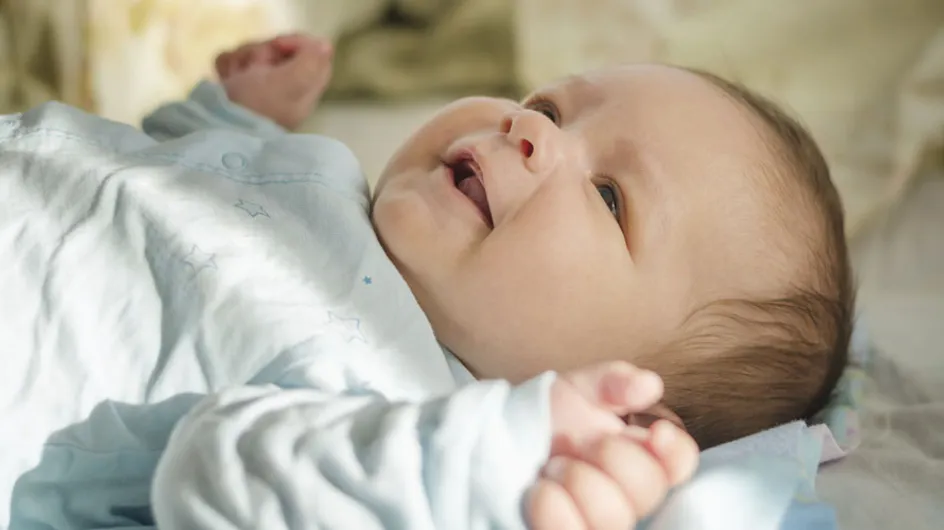 ​[Vídeo] El emocionante momento en que un bebé ve a sus padres con nitidez por primera vez en su vida