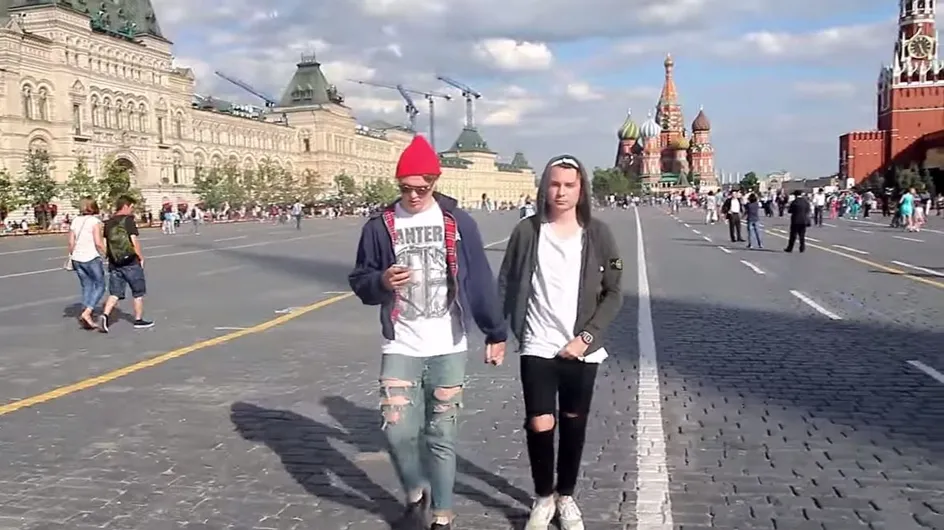 Deux Russes se filment main dans la main dans la rue pour dénoncer l'homophobie (Vidéo)