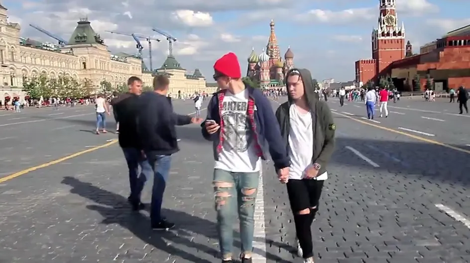 Video/ Questi ragazzi hanno girato per Mosca mano nella mano: ecco le prevedibili reazioni dei passanti