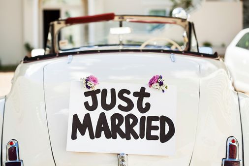 Cartel de recién casados en el coche