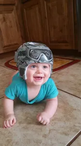 Una artista californiana decora los cascos correctores de los bebes con un  increíble resultado