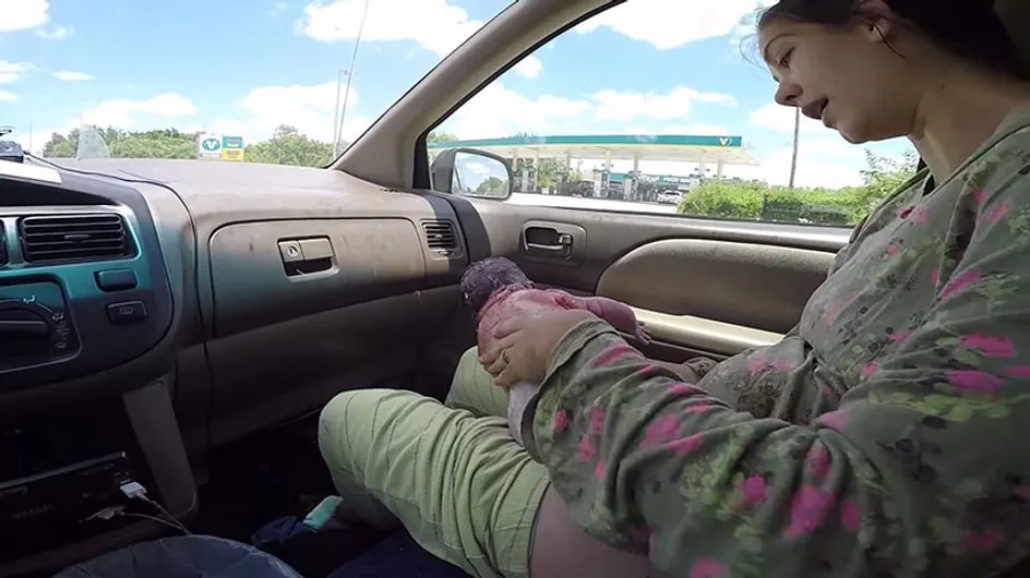 Cette maman a accouché en quelques minutes dans sa voiture et la vidéo est IMPRESSIONNANTE