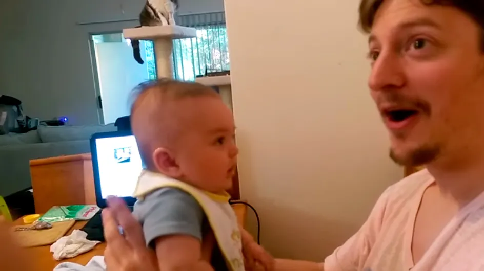 Bebê de apenas três meses surpreende seu pai ao dizer "eu te amo" pela primeira vez