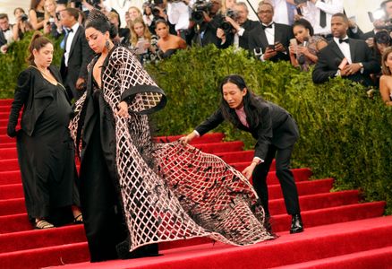 Wang colocando el vestido de Lady Gaga en MET'15