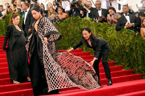 Wang colocando el vestido de Lady Gaga en MET'15