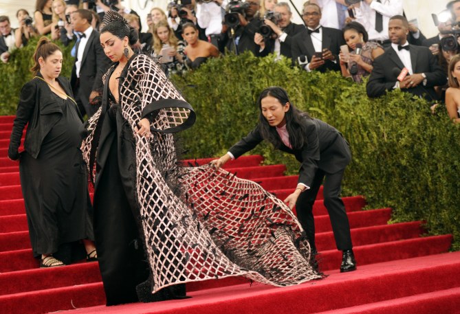 Wang colocando el vestido de Lady Gaga en MET'15