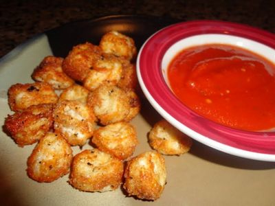 Deliciosas bolitas de mozzarella con salsa de tomate