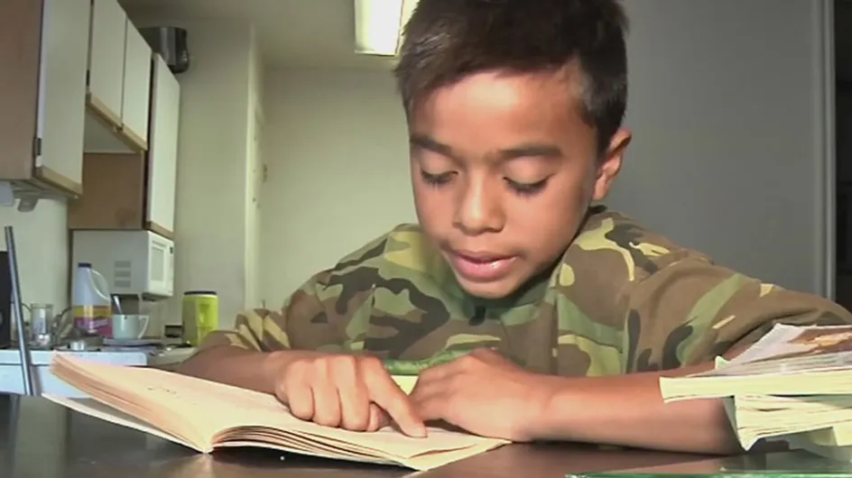 El niño que no tenía dinero para comprar libros y recibió cientos de ellos gracias a una iniciativa de su cartero