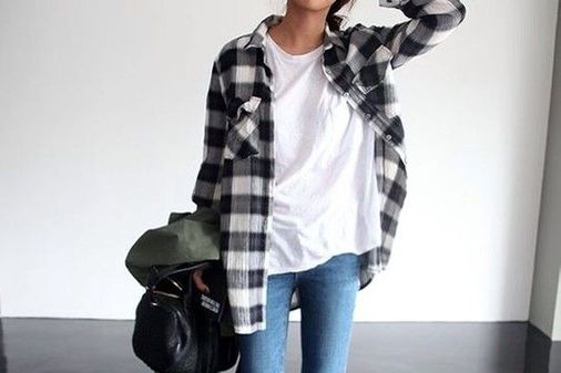 Con camisa de cuadros y jeans